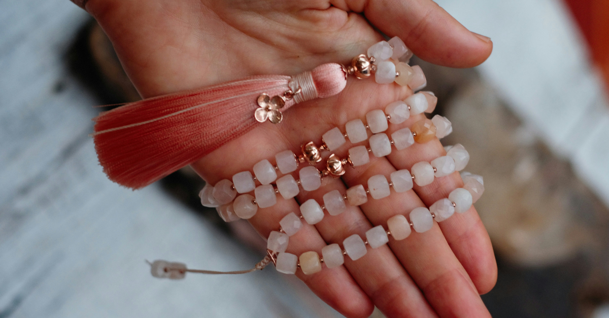Bijoux d’été en matières naturelles : Rayonner avec simplicité